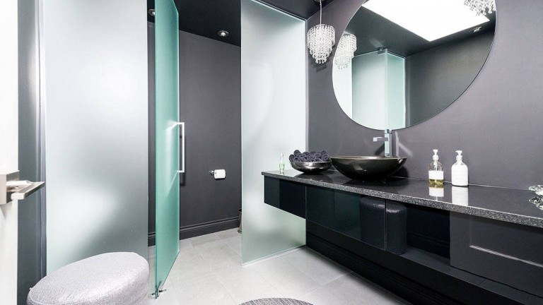 MODERN BATHROOM